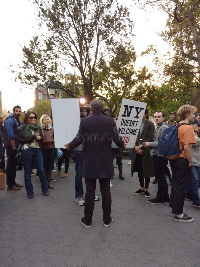 Sendungs-Nachrichten, Trumpf-Protestierender, Washington Square Park, NYC, NY, USA stockfotografie Sendungs-Nachrichten, Trumpf-Protestierender, Washington Square Park, NYC, NY, USA stockfotografie