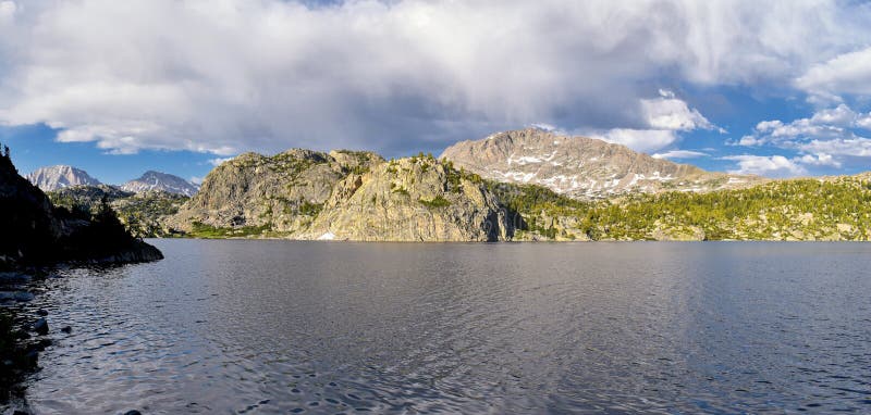 Seneca Lake i det Wind River området, Rocky Mountains, Wyoming, sikter från fotvandring som fotvandrar slingan till den Titcomb h royaltyfri bild Seneca Lake i det Wind River området, Rocky Mountains, Wyoming, sikter från fotvandring som fotvandrar slingan till den Titcomb h royaltyfri bild