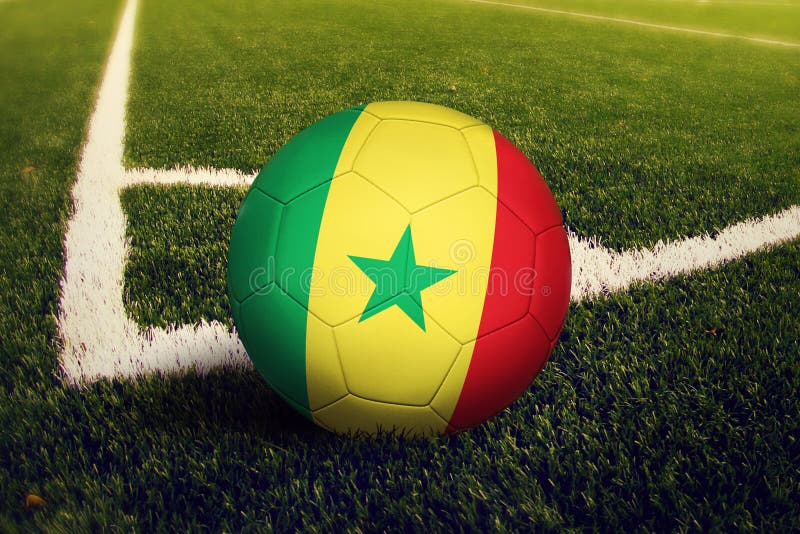 Senegal-Ball auf Ecktrittposition, Fu?ballplatzhintergrund Nationales Fu?ballthema auf gr?nem Gras stockbild Senegal-Ball auf Ecktrittposition, Fu?ballplatzhintergrund Nationales Fu?ballthema auf gr?nem Gras stockbild