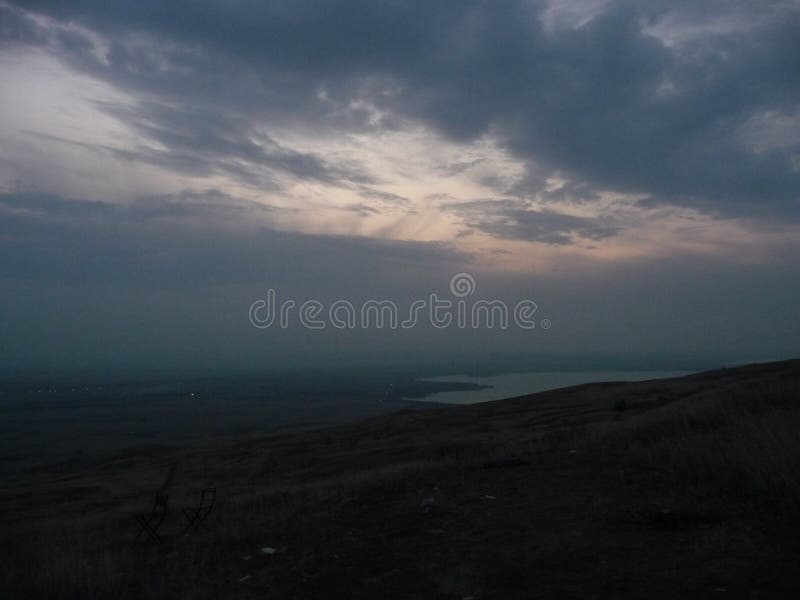 Sengileevskoereservoir in de recente avond Rusland Stavropolgebied Zonsondergang stock foto Sengileevskoereservoir in de recente avond Rusland Stavropolgebied Zonsondergang stock foto