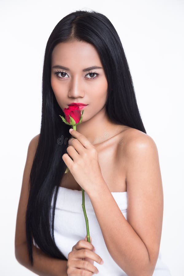 Senhora bonita asiática do retrato com a rosa do vermelho no fundo branco foto de stock royalty free Senhora bonita asiática do retrato com a rosa do vermelho no fundo branco foto de stock royalty free