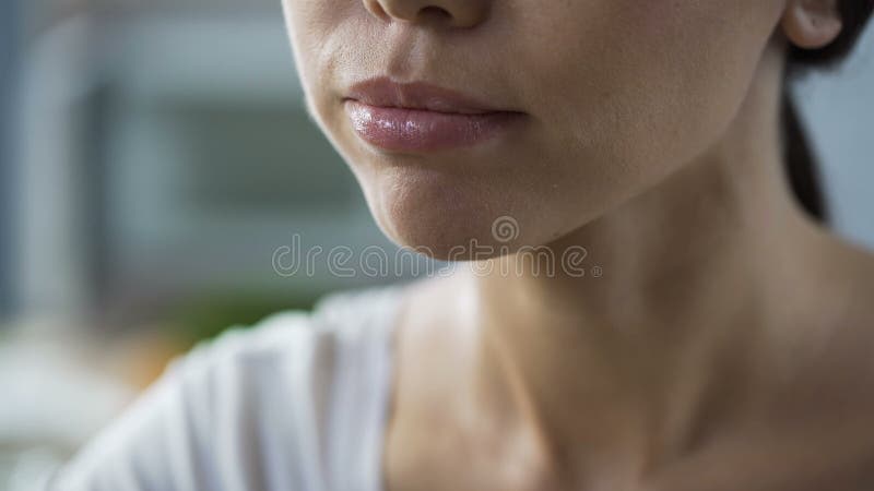Senhora completamente que mastiga e que engole a fatia de tomate fresco, cara do close-up