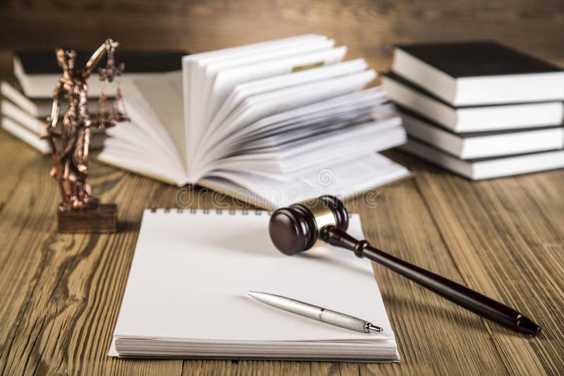 Senhora de justiça, martelo e livros de madeira & do ouro imagens de stock Senhora de justiça, martelo e livros de madeira & do ouro imagens de stock