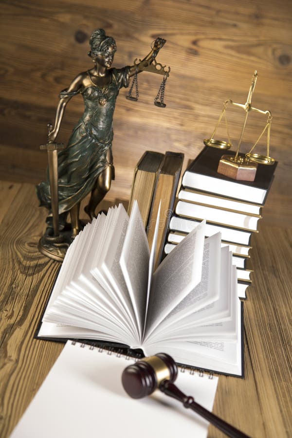Senhora de justiça, martelo e livros de madeira & do ouro imagem de stock Senhora de justiça, martelo e livros de madeira & do ouro imagem de stock