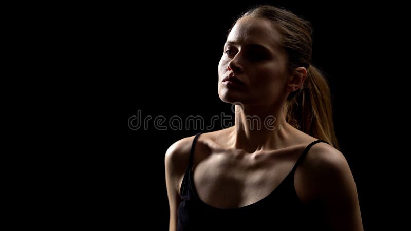Senhora determinada pronta para lutar pelos direitos das mulheres que estão contra o fundo escuro fotografia de stock royalty free Senhora determinada pronta para lutar pelos direitos das mulheres que estão contra o fundo escuro fotografia de stock royalty free