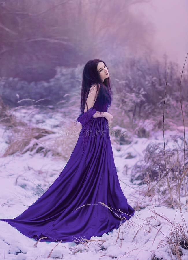 Senhora em um vestido roxo luxúria luxuoso foto de stock