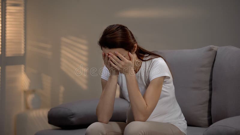 Senhora gr?vida comprimida que grita, gravidez do quando do div?rcio, sentimento frustrado imagem de stock Senhora gr?vida comprimida que grita, gravidez do quando do div?rcio, sentimento frustrado imagem de stock