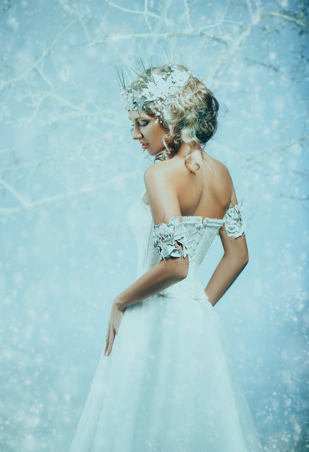Senhora luxuoso em um vestido branco fotos de stock royalty free