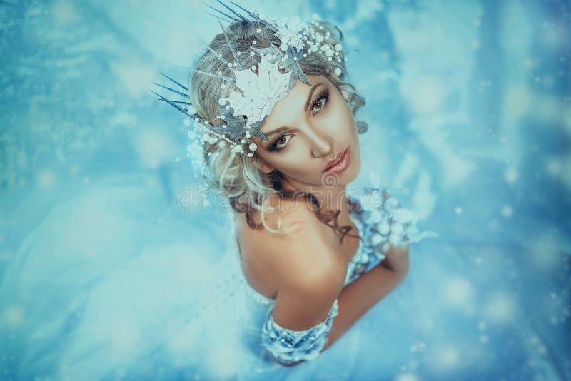 Senhora luxuoso em um vestido branco fotografia de stock