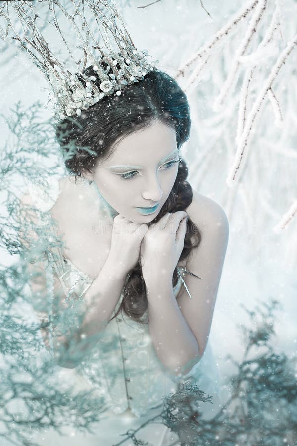 Senhora luxuoso em um vestido branco que está em uma floresta nevado, rainha da neve, um tiro fantástico, uma tonificação elegante, cor criativa