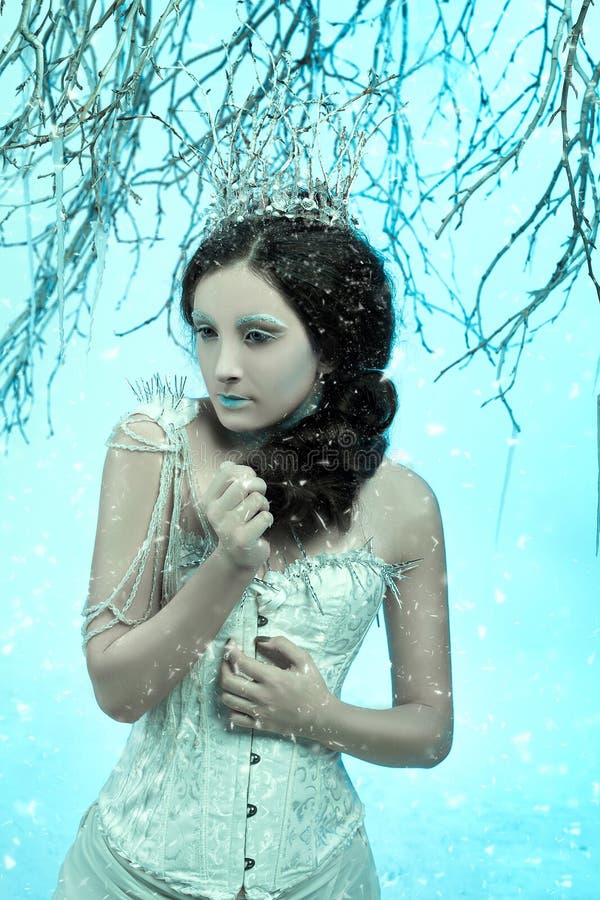 Senhora luxuoso em um vestido branco imagens de stock