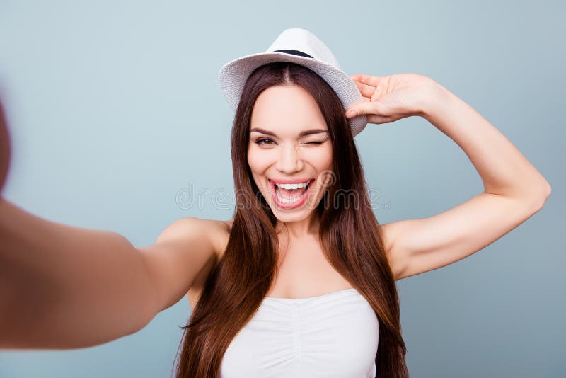 A senhora moreno toothy atrativa alegre nova está sorrindo sobre fotos de stock A senhora moreno toothy atrativa alegre nova está sorrindo sobre fotos de stock