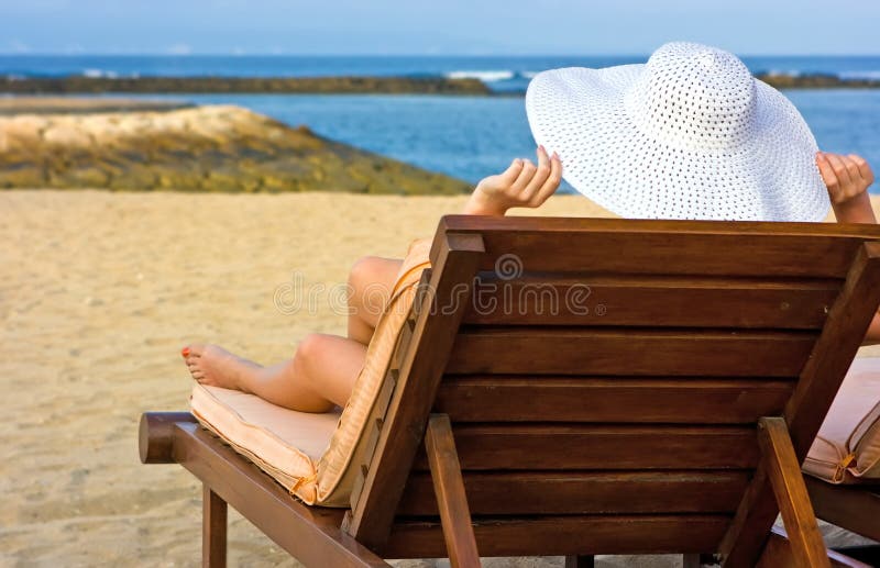 Jogo Engraçado Da Menina Enterrado Em óculos De Sol De Sorriso Da Areia Da  Praia Foto de Stock - Imagem de sunglasses, ensolarado: 35454010