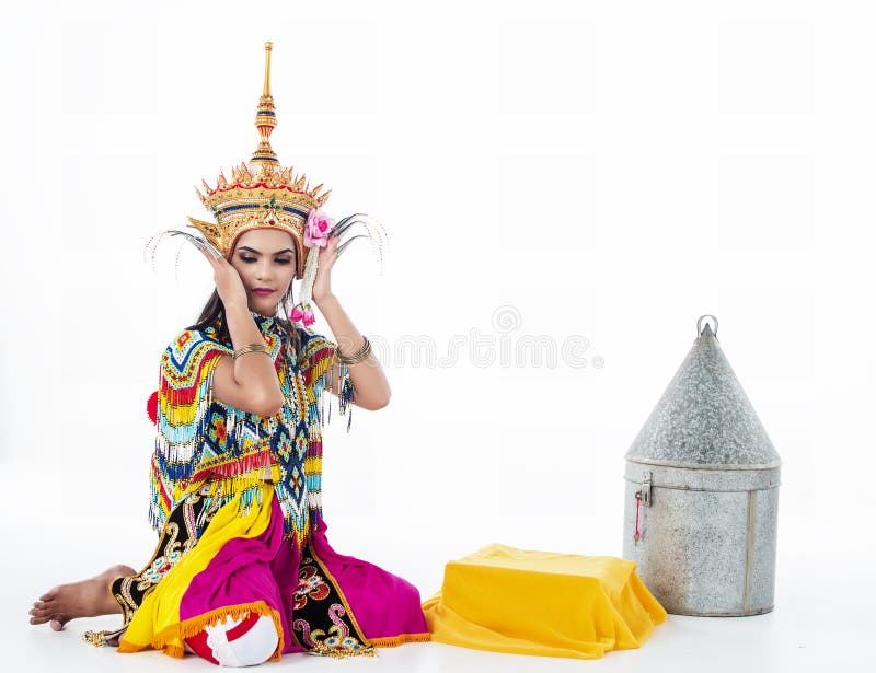 A senhora no terno de dança clássica tailandês do sul está levantando no fundo branco está pondo a mantilha sobre sua cabeça, fotos de stock A senhora no terno de dança clássica tailandês do sul está levantando no fundo branco está pondo a mantilha sobre sua cabeça, fotos de stock