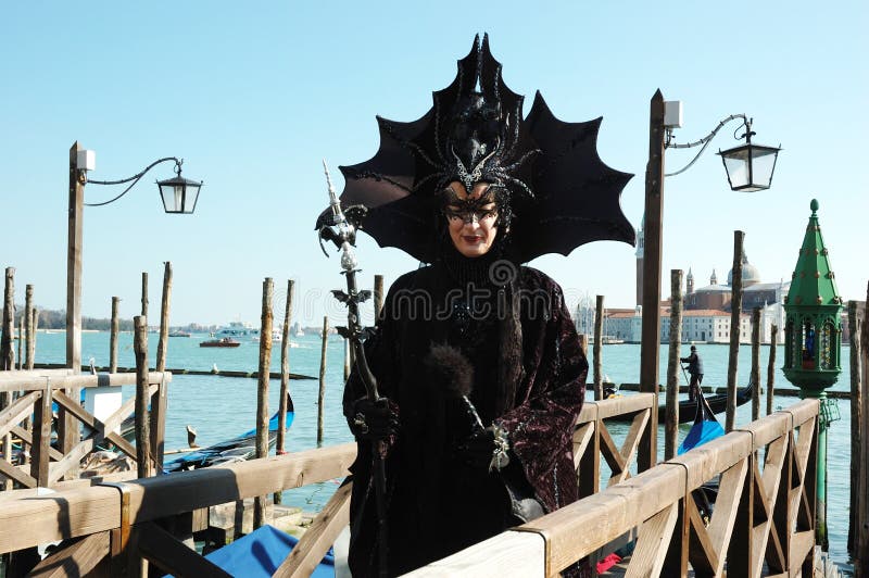 Senhora no traje do bastão preto, carnaval de Veneza imagem de stock royalty free Senhora no traje do bastão preto, carnaval de Veneza imagem de stock royalty free