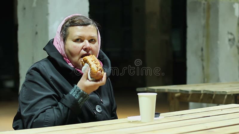 Senhora pobre que tem o almoço no festival da caridade, ajuda aos povos socialmente vulneráveis