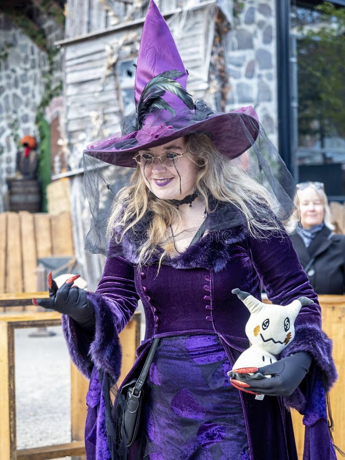 Bruxa Assustadora No Chapéu E Com Lâmpada Durante a Festa De Halloween No  Cemitério Artificial Na Praia Foto Editorial - Imagem de sepultura, menina:  170576021