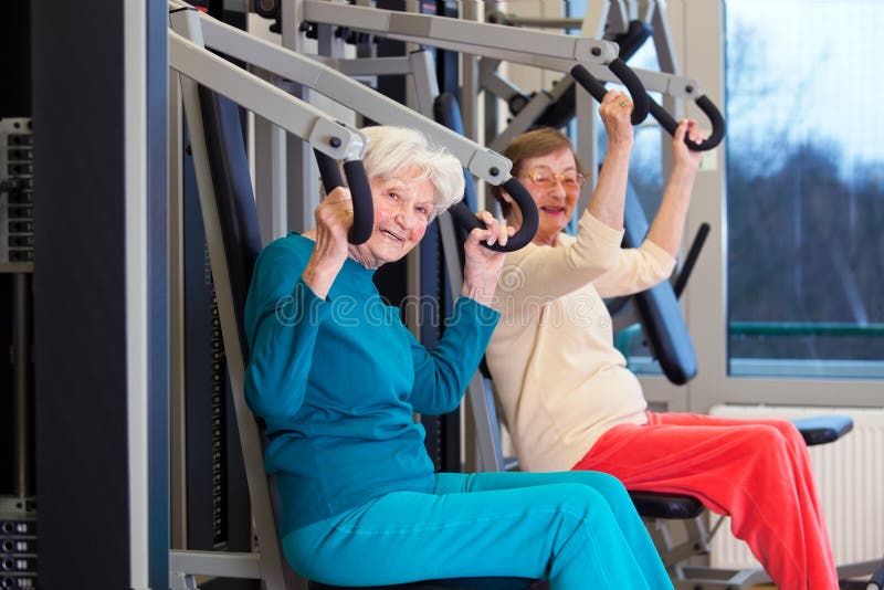 Senhoras idosas aptas que dão certo no Gym foto de stock Senhoras idosas aptas que dão certo no Gym foto de stock