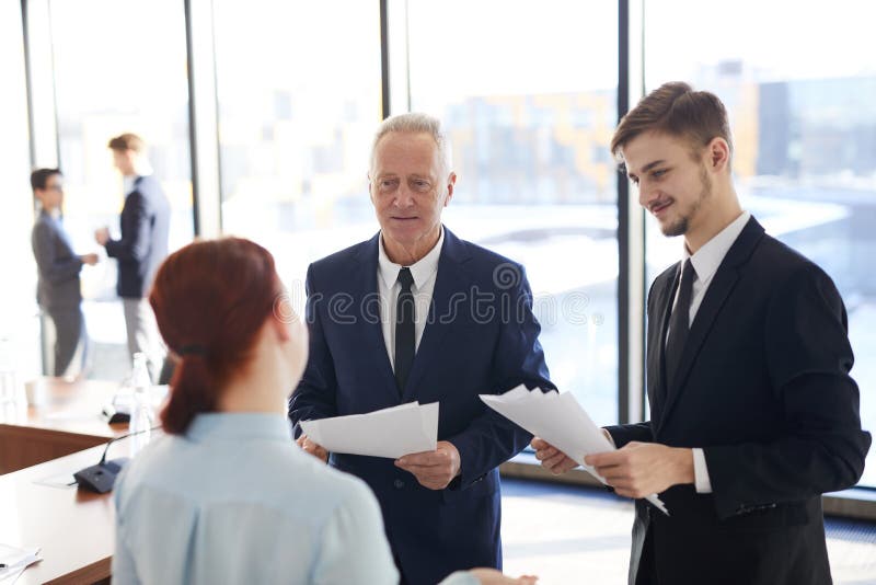 Senior Businessman Talking to Employees royalty free stock images Senior Businessman Talking to Employees royalty free stock images