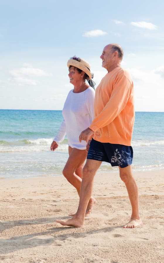 Älter Besitz Hände runter sonnig Strand sommer.