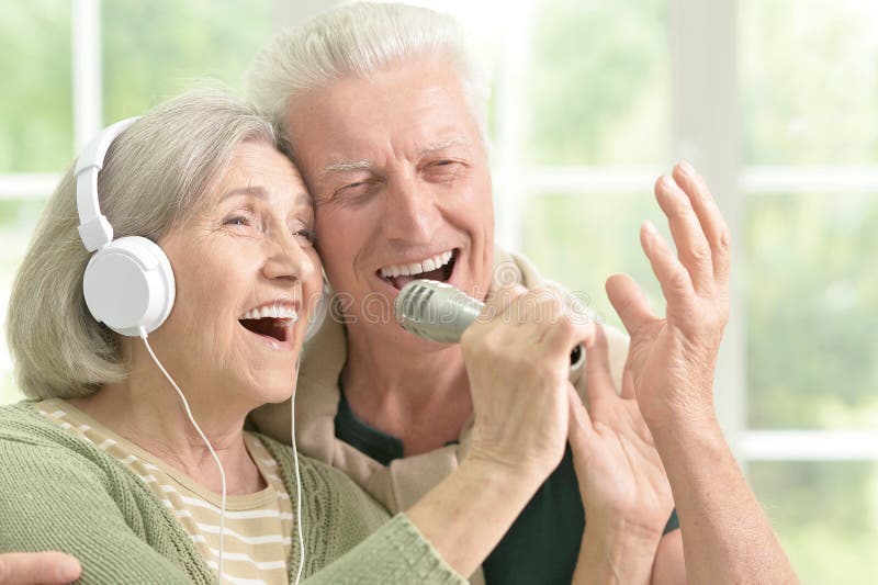 Пожилые люди поют. Пение пенсионеры. Вокал для пенсионеров. Пение для пожилых людей.