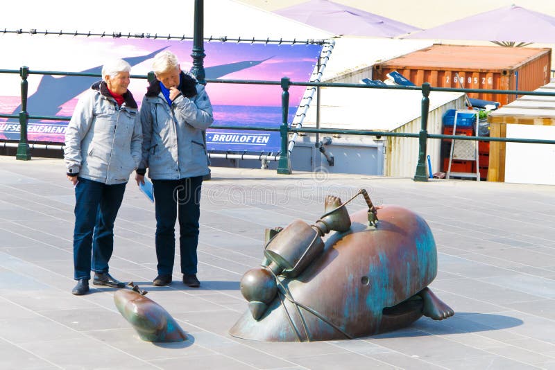 Senior couple looking at a sculpture royalty free stock image Senior couple looking at a sculpture royalty free stock image
