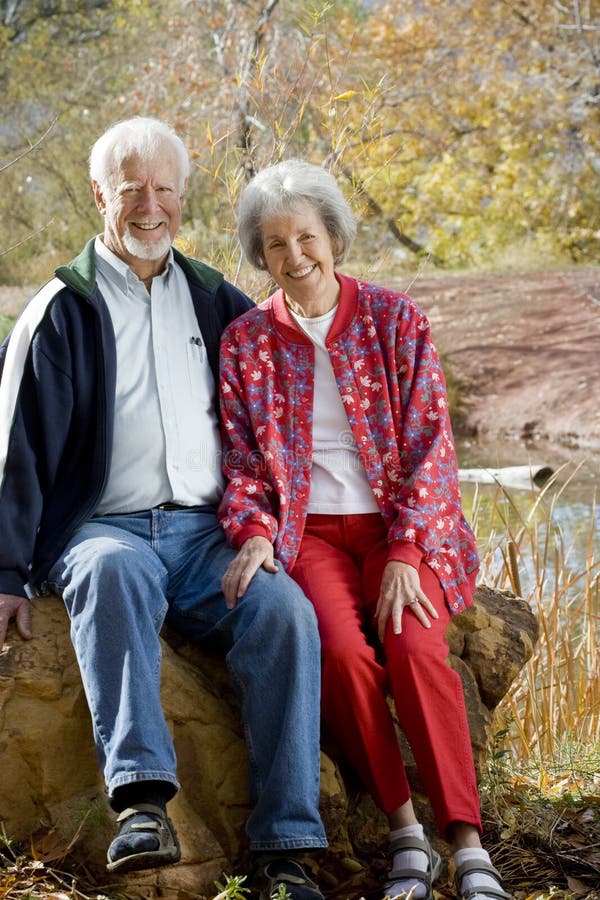 Portrét senior starší pár, s úsmevom spolu.