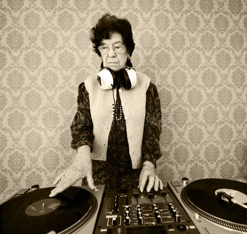 Una donna Disc jockey miscele su di lei grammofoni.