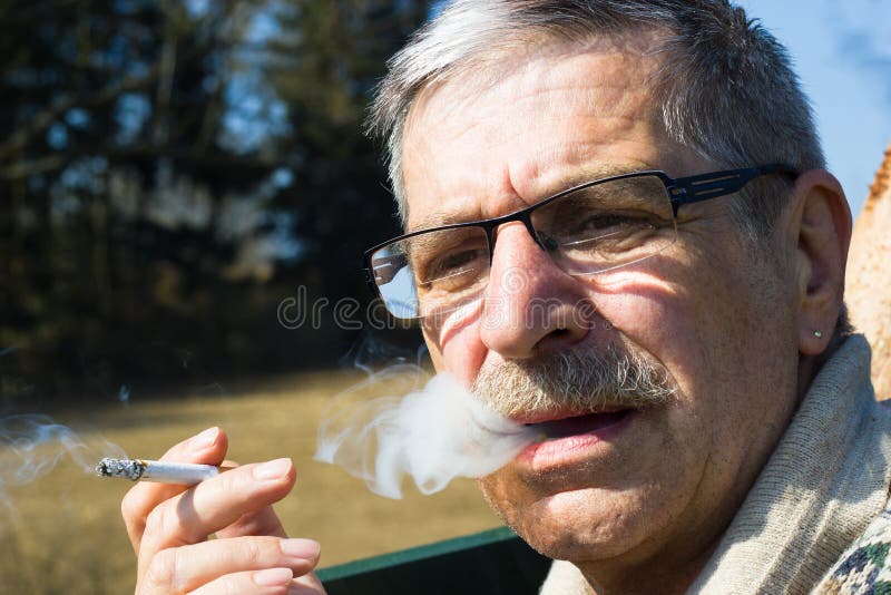 Senior dymi papieros zdjęcie stock Senior dymi papieros zdjęcie stock