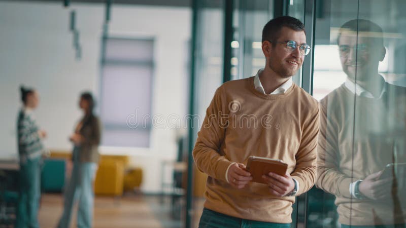 Senior empresario barbudo profesional de TI comerciante e inversor criptográfico usando una tableta digital en un coworking modern almacen de video