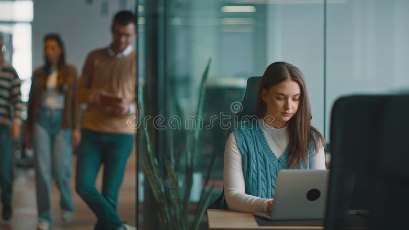 Senior empresario barbudo profesional de TI comerciante e inversor criptográfico usando una tableta digital en un coworking modern almacen de video