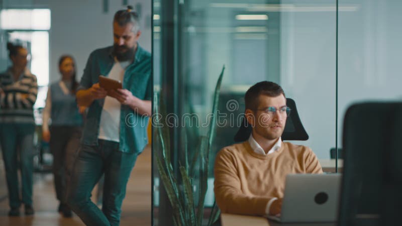 Senior empresario barbudo profesional de TI comerciante e inversor criptográfico usando una tableta digital en un coworking modern metrajes