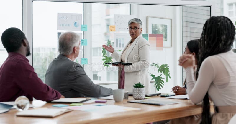 Senior Frau Tablett und Coaching in Treffen oder Präsentation für Strategie Planung oder Ideen im Büro. weiblich stock footage