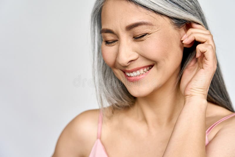 Senior glücklich mittleren Alter reif asiatisch Frau Kopfschuss Porträt. Hautpflege-Werbung. stockbilder