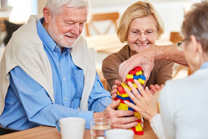 Senior grupa z demencją broguje elementy