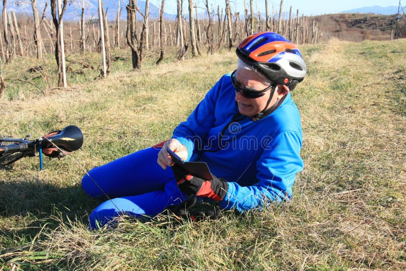 Senior man fietser gevallen en vraagt om hulp royalty-vrije stock afbeelding Senior man fietser gevallen en vraagt om hulp royalty-vrije stock afbeelding