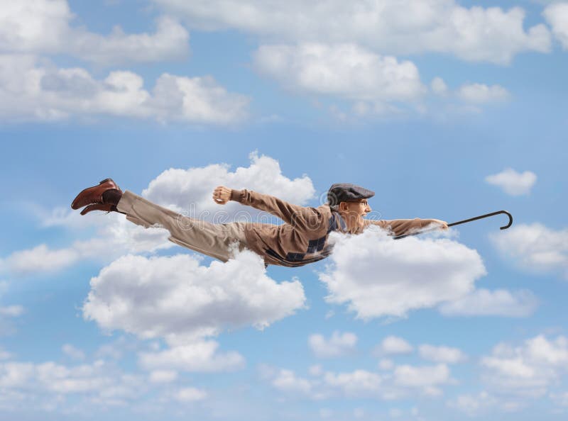 Senior man fliegt am Himmel lizenzfreie stockfotografie