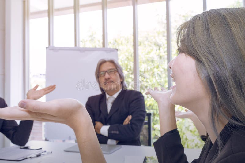 Senior manager che pensano e che incontrano lavoro di squadra di affari fotografia stock Senior manager che pensano e che incontrano lavoro di squadra di affari fotografia stock
