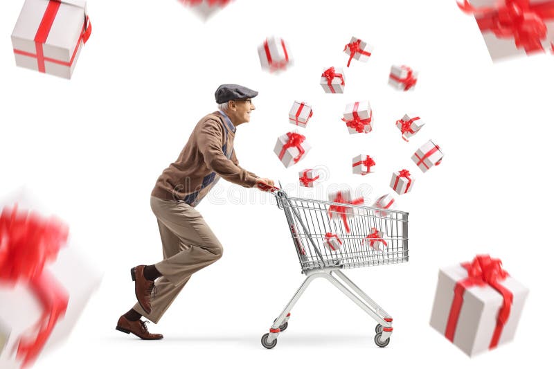 Senior Mann läuft und schiebt einen Warenkorb mit Spiel präsentiert lizenzfreie stockfotografie