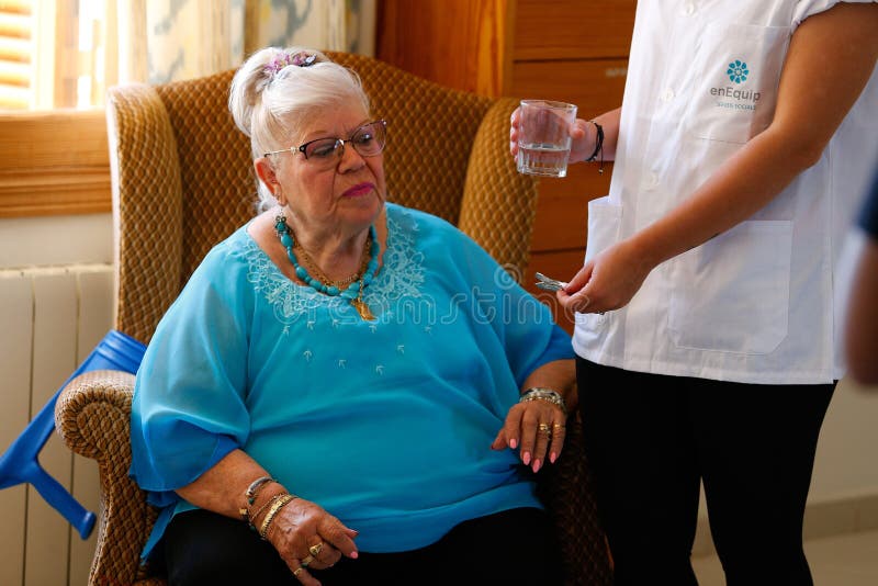 Senior mit Krankenschwester auf einem Pflegeheim in Mallorca stockfotografie Senior mit Krankenschwester auf einem Pflegeheim in Mallorca stockfotografie