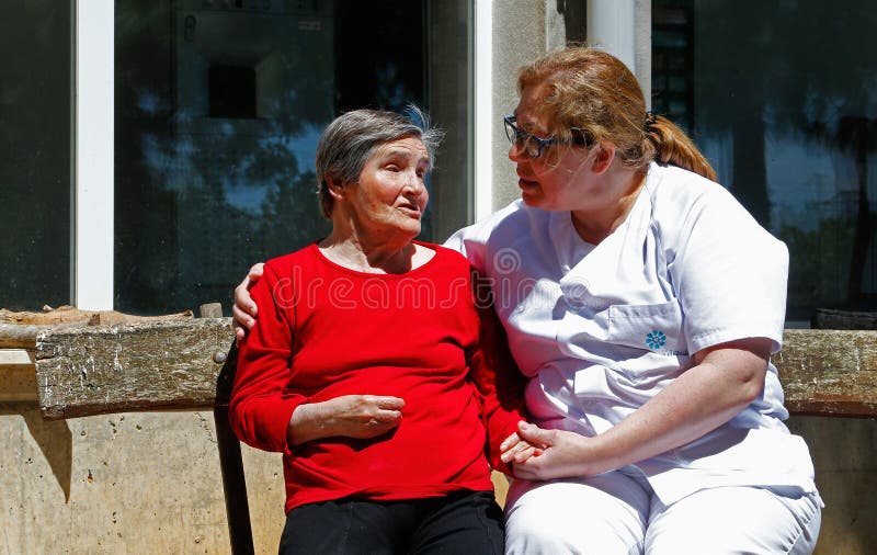 Senior mit Krankenschwester in einem Pflegeheim auf Mallorca