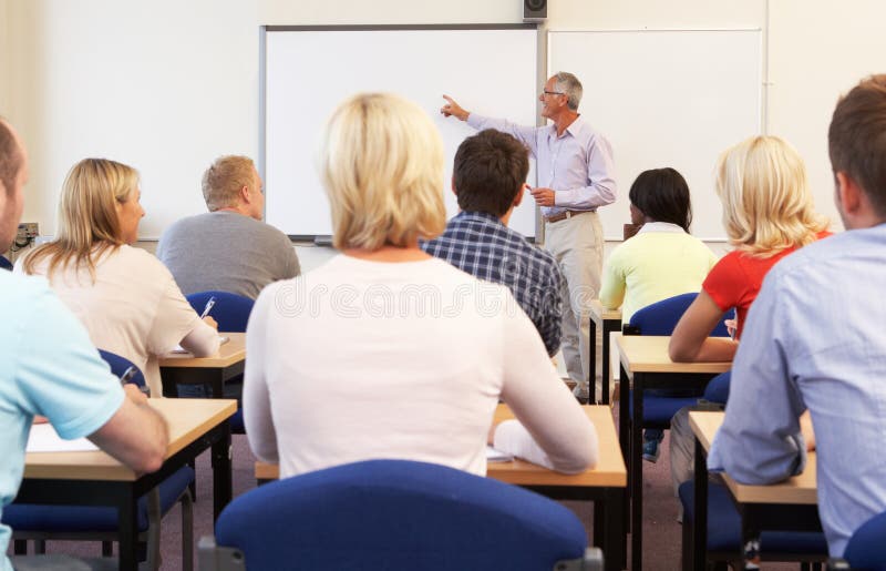 Ensenando la clase muestra sobre el blanco lámina.