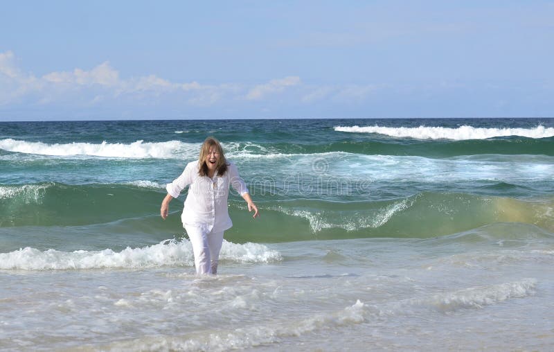 Una donna è un con da suo vita il mare sul fare Spiaggia sul bambino Costa.