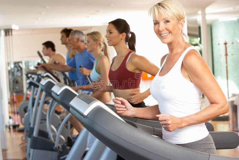 Una mujer sobre el correr máquina en gimnasia.