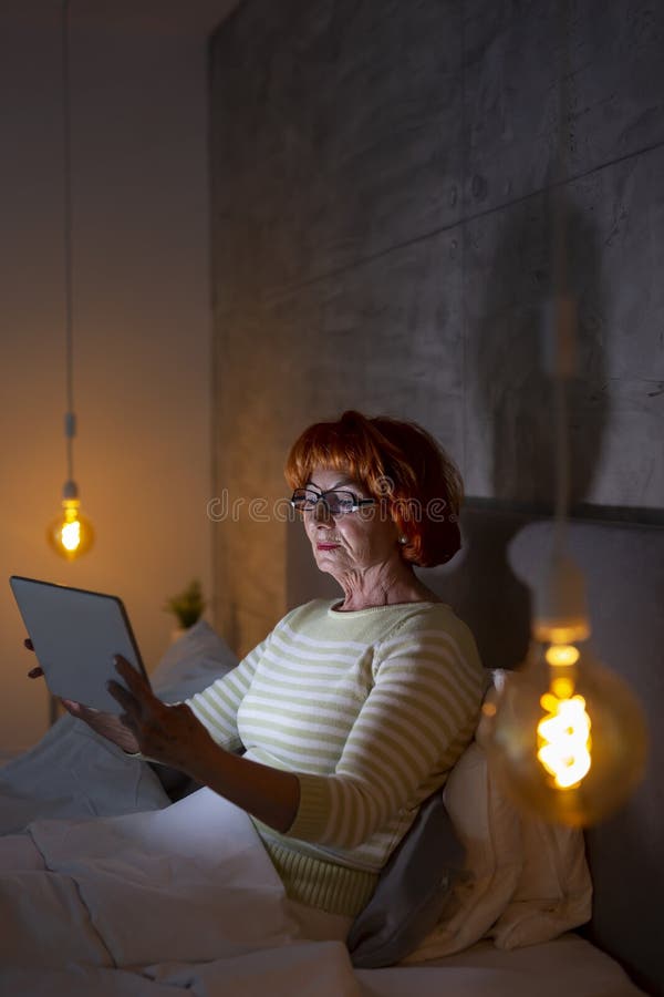 Senior woman surfing the net on tablet computer royalty free stock photography Senior woman surfing the net on tablet computer royalty free stock photography