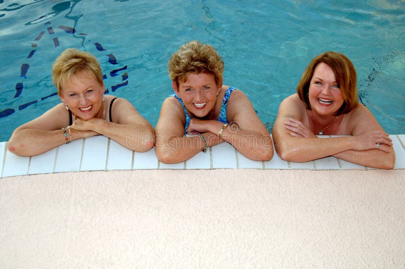 Tři usmívající se senior ženy v bazénu.