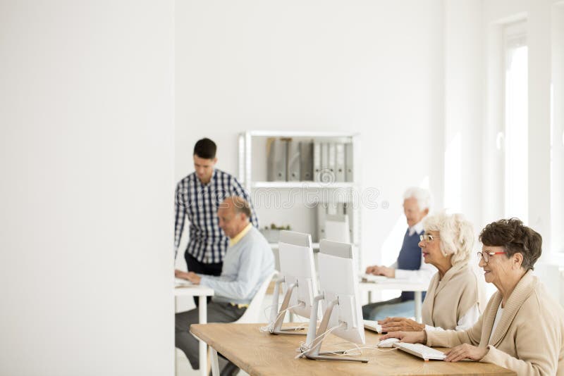 Senioren, die an Computern arbeiten lizenzfreie stockfotografie Senioren, die an Computern arbeiten lizenzfreie stockfotografie