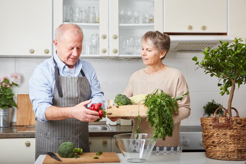 Senioren, die für gesunde Mahlzeit der Freizeit kochen