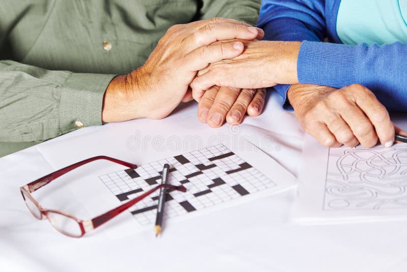 Senioren, die Hände in der Krankenpflege anhalten stockfotos Senioren, die Hände in der Krankenpflege anhalten stockfotos