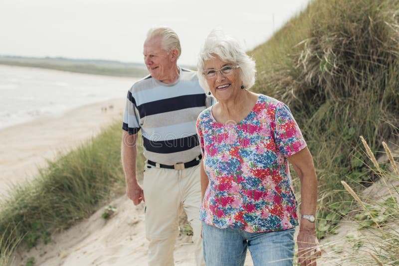 Senioren, die am Strand sich entspannen stockbilder Senioren, die am Strand sich entspannen stockbilder